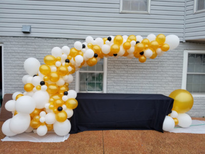 Organic balloon archGold, White and a dash of black